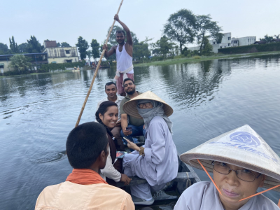 Tập thể giáo viên Trường  KĐD chia sẻ thực phẩm đến người dân vùng lũ ...