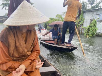 Tiếp tục hành trình chia sẻ thực phẩm đến dân làng vùng lũ...