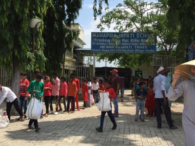 Trao quà cho bà con nghèo Vaishali, Bihar, Ấn độ nhân mùa Lễ Vu Lan